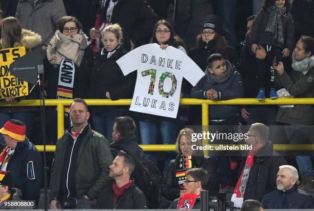 Fussball Laenderspiel 2017, Deutschland 0, Die Fans bedanken sich bei Lukas Podolski mit Bannern und Transparenten