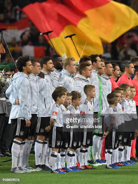 Fussball Laenderspiel 2017, Deutschland 0, Team Deutschland mit den Einlaufkindern waehrend der Nationalhymne