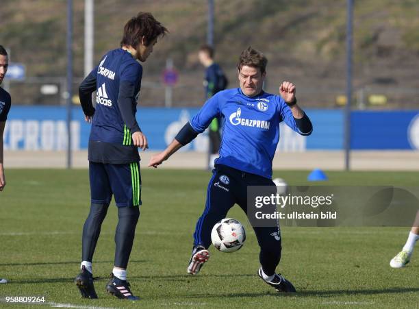 Fussball, Saison 2016/2017, 1. Bundesliga, Training, FC Schalke 04, Co Trainer Wolfgang Beller , re., gegen Atsuto Uchida