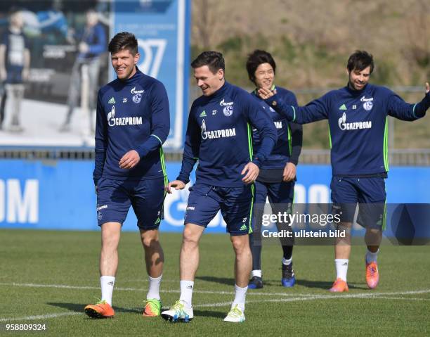 Fussball, Saison 2016/2017, 1. Bundesliga, Training, FC Schalke 04, v.li., Klaas-Jan Huntelaar, Klaas Jan Huntelaar , Sascha Riether , Atsuto Uchida...