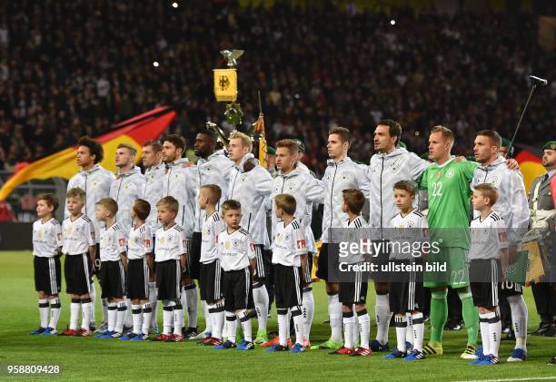 Fussball Laenderspiel 2017, Deutschland 0, Team Deutschland mit den Einlaufkindern waehrend der Nationalhymne
