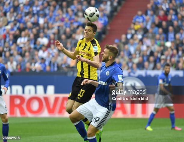 Fussball GER, 1. Bundesliga Saison 2016 2017, 26. Spieltag, FC Schalke 04 - Borussia Dortmund, Julian Weigl , li., gegen Guido Burgstaller