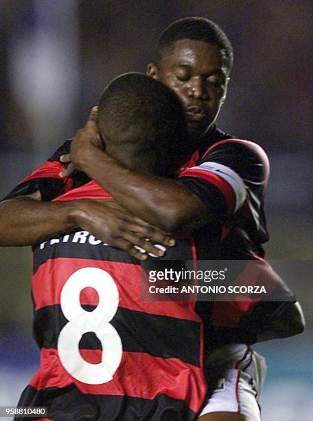Soccer player Beto embraces Reinaldo 22 November 2001 in Rio de Janeiro, Brazil. El jugador Beto del Flamengo abraza a su companero Reinaldo...