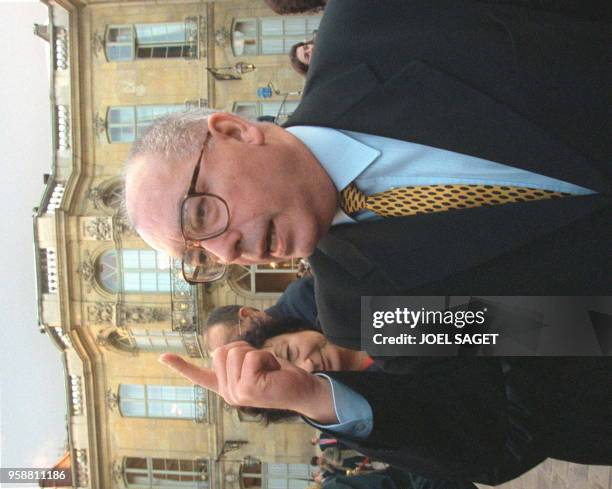 Le secrétaire général de FO Marc Blondel fait une déclaration, le 10 octobre à l'hôtel Matignon à Paris, à l'issue de la conférence nationale sur...