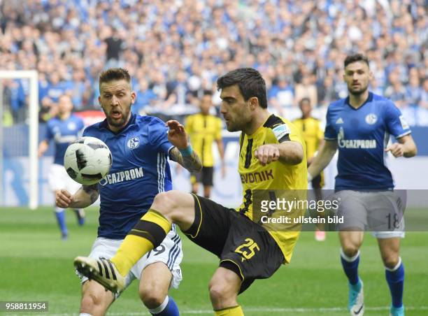 Fussball GER, 1. Bundesliga Saison 2016 2017, 26. Spieltag, FC Schalke 04 - Borussia Dortmund, v.li., Guido Burgstaller , Sokratis , Daniel Caligiuri