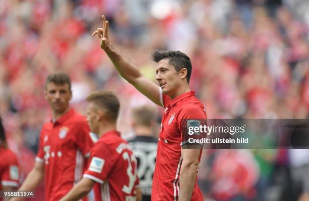 Fussball GER, 1. Bundesliga Saison 2016 2017, 26. Spieltag, FC Bayern Muenchen - FC Augsburg, Bild Nr. 17067-27 Jubel Robert Lewandowski