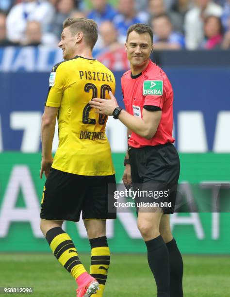 Fussball GER, 1. Bundesliga Saison 2016 2017, 26. Spieltag, FC Schalke 04 - Borussia Dortmund, Schiedsrichter Felix Zwayer, re., mit Lukasz Piszczek