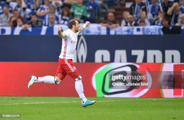 Fussball GER, 1. Bundesliga Saison 2016 2017, 33. Spieltag, FC Schalke 04 - Hamburger SV 1-1, Jubel Pierre Michel Lasogga, Pierre-Michel Lasogga