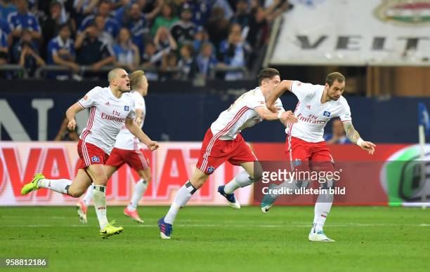 Fussball GER, 1. Bundesliga Saison 2016 2017, 33. Spieltag, FC Schalke 04 - Hamburger SV 1-1, Jubel Hamburg, v.li., versuchen Kyriakos Papadopoulos ,...