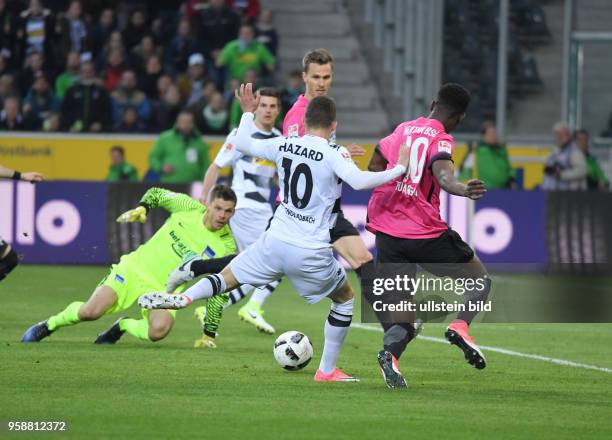 Fussball GER, 1. Bundesliga Saison 2016 2017, 27. Spieltag, Borussia Moenchengladbach - Hertha BSC, Jordan Torunarigha , re., rettet gegen Thorgan...