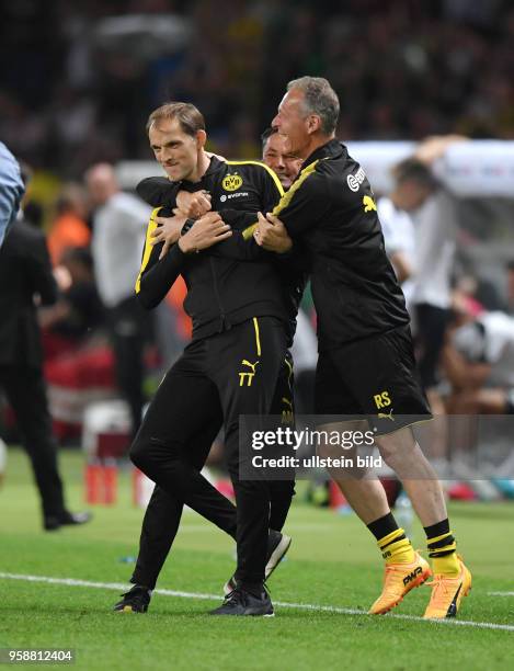 Fussball GER, DFB Pokal, Finale, Eintracht Frankfurt - Borussia Dortmund 1-2, Jubel nach dem Abpfiff, v.li., Trainer Thomas Tuchel , Co Trainer Arno...