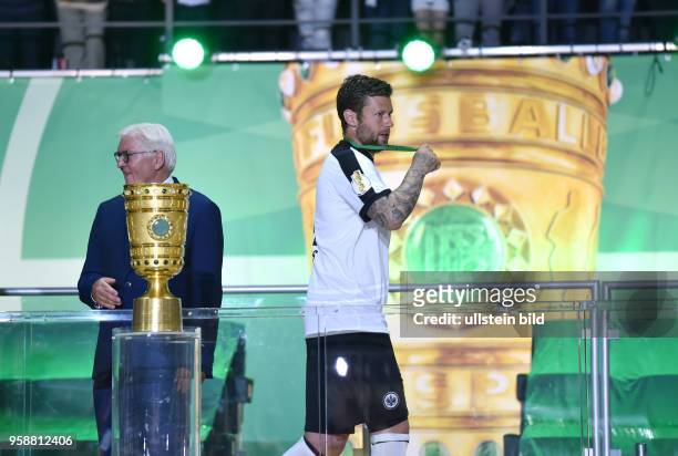 Fussball GER, DFB Pokal, Finale, Eintracht Frankfurt - Borussia Dortmund 1-2, Marco Russ nimmt sofort seine Silbermedaille ab.