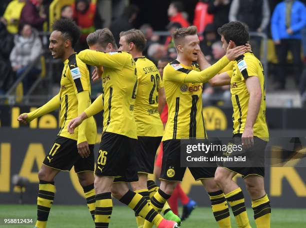 Fussball GER, 1. Bundesliga Saison 2016 2017, 29. Spieltag, Borussia Dortmund - Eintracht Frankfurt Jubel nach dem 2-1, v.re., Sokratis , Marco Reus...