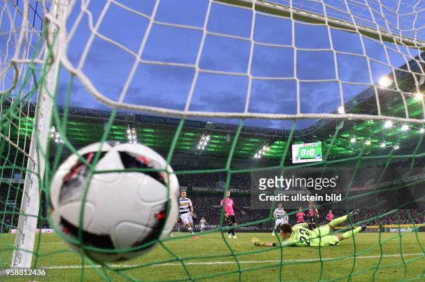 Fussball GER, 1. Bundesliga Saison 2016 2017, 27. Spieltag, Borussia Moenchengladbach - Hertha BSC, Laszlo Benes , ganz hinten mitte, erzielt das Tor...