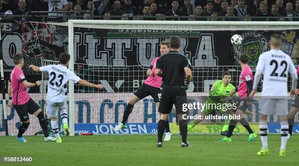 Fussball GER, 1. Bundesliga Saison 2016 2017, 27. Spieltag, Borussia Moenchengladbach - Hertha BSC 1-0, Jonas Hofmann , 2.v.li., trifft mit diesem...