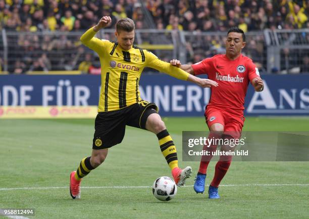 Fussball GER, 1. Bundesliga Saison 2016 2017, 29. Spieltag, Borussia Dortmund - Eintracht Frankfurt 3-1, Lukasz Piszczek , li., gegen Marco Fabian