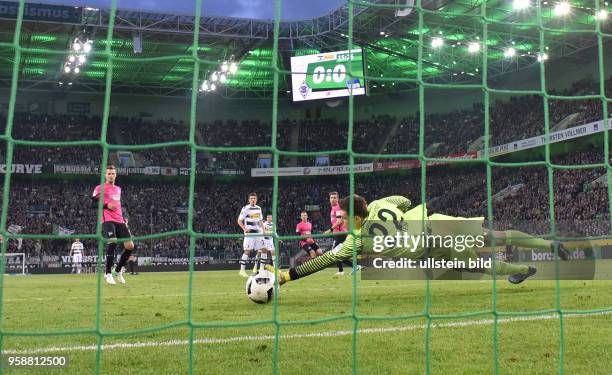 Fussball GER, 1. Bundesliga Saison 2016 2017, 27. Spieltag, Borussia Moenchengladbach - Hertha BSC, Laszlo Benes , ganz hinten mitte, erzielt das Tor...