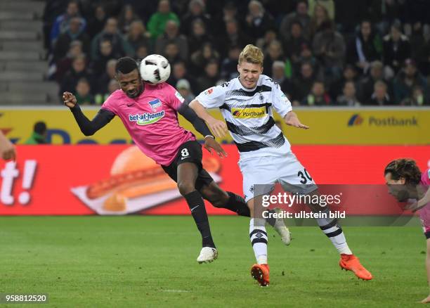 Fussball GER, 1. Bundesliga Saison 2016 2017, 27. Spieltag, Borussia Moenchengladbach - Hertha BSC, Salomon Kalou , li., gegen Nico Elvedi
