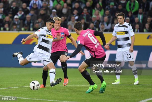 Fussball GER, 1. Bundesliga Saison 2016 2017, 27. Spieltag, Borussia Moenchengladbach - Hertha BSC 1-0, v.li., Mahmoud Dahoud , Per Ciljan Skjelbred...