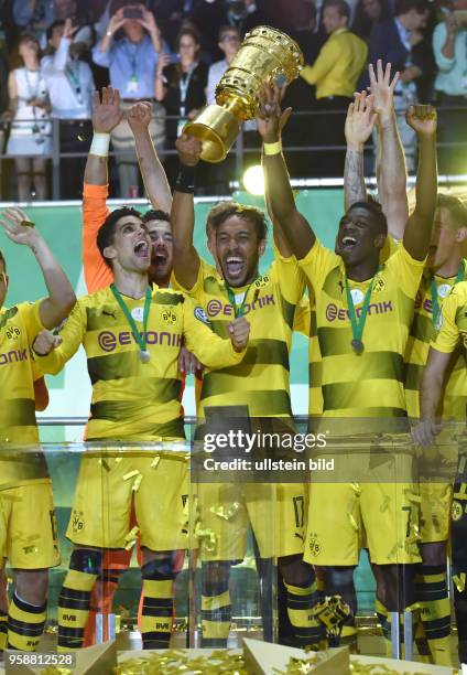 Fussball GER, DFB Pokal, Finale, Eintracht Frankfurt - Borussia Dortmund 1-2, Die Spieler von Borussia Dortmund feiern den Gewinn des DFB Pokals,...