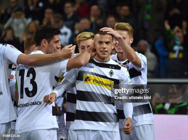 Fussball GER, 1. Bundesliga Saison 2016 2017, 27. Spieltag, Borussia Moenchengladbach - Hertha BSC 1-0, Torschuetze Laszlo Benes , 2. V.re., wird von...