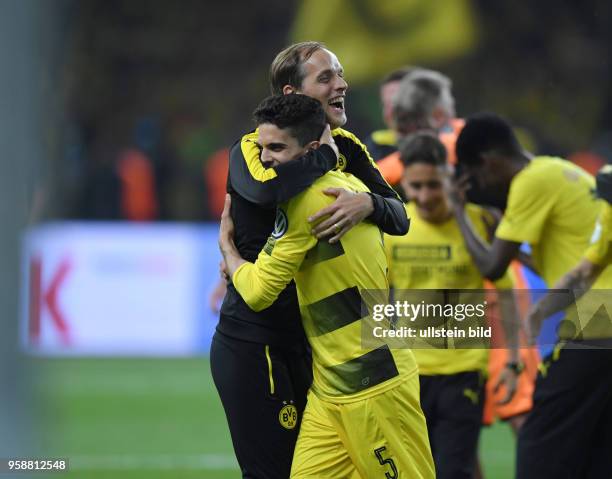 Fussball GER, DFB Pokal, Finale, Eintracht Frankfurt - Borussia Dortmund 1-2, Trainer Thomas Tuchel umarmt Marc Bartra