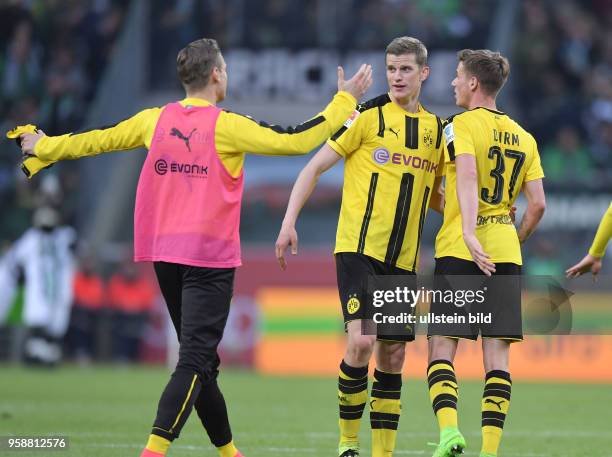 Fussball GER, 1. Bundesliga Saison 2016 2017, 30. Spieltag, Borussia Moenchengladbach - Borussia Dortmund 2-3, v.re., Erik Durm , Sven Bender ,...