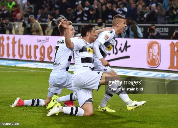 Fussball GER, 1. Bundesliga Saison 2016 2017, 27. Spieltag, Borussia Moenchengladbach - Hertha BSC 1-0, Jubel Laszlo Benes , Lars Stindl , Patrick...