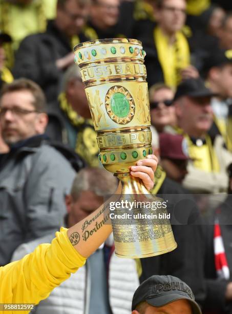 Fussball GER, 1. Bundesliga Saison 2016 2017, 31. Spieltag, Borussia Dortmund - 1. FC Koeln 0-0, BVB Fan mit DFB Pokal aus Pappe