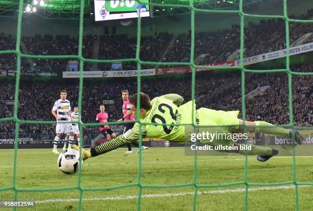 Fussball GER, 1. Bundesliga Saison 2016 2017, 27. Spieltag, Borussia Moenchengladbach - Hertha BSC, Laszlo Benes , ganz hinten 2.v.li., erzielt das...