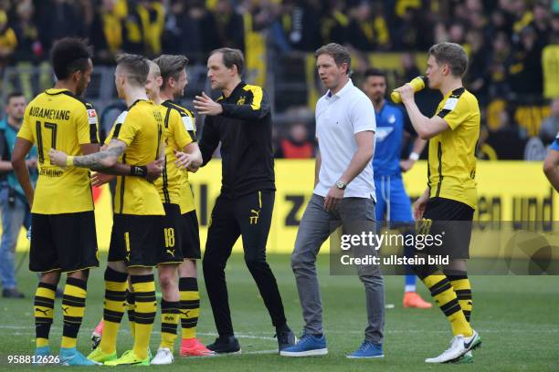 Fussball GER, 1. Bundesliga Saison 2016 2017, 32. Spieltag, Borussia Dortmund - TSG Hoffenheim 2-1, Jubel Trainer Thomas Tuchel , mi., mit Lukasz...