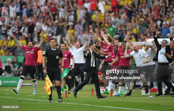 Fussball GER, DFB Pokal, Finale, Eintracht Frankfurt - Borussia Dortmund, Jubel auf der gesamten Eintracht Bank, vorne mitte Trainer Niko Kovac ,...