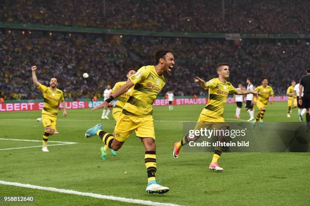 Fussball GER, DFB Pokal, Finale, Eintracht Frankfurt - Borussia Dortmund 1-2, Jubel Pierre-Emerick Aubameyang, Pierre Emerick Aubameyang , rechts...