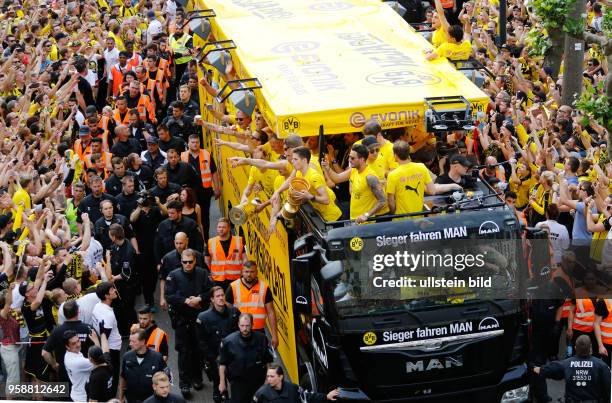 Fussball GER, Empfang des DFB Pokalsiegers Borussia Dortmund auf dem Borsigplatz in Dortmund, Dortmunds Spieler feiern auf dem Truck mit ihren Fans...