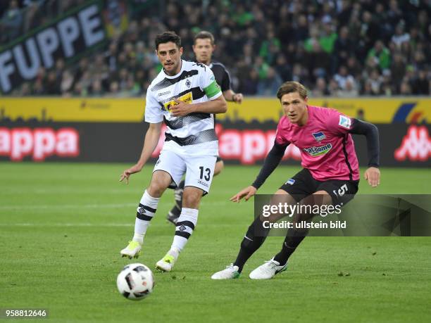 Fussball GER, 1. Bundesliga Saison 2016 2017, 27. Spieltag, Borussia Moenchengladbach - Hertha BSC 1-0, Lars Stindl , li., gegen Niklas Stark