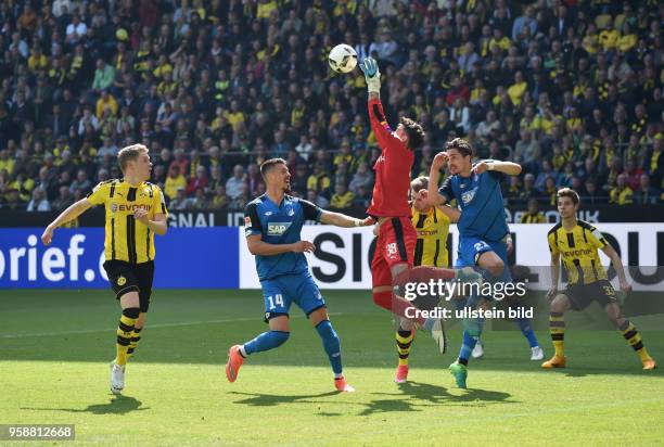 Fussball GER, 1. Bundesliga Saison 2016 2017, 32. Spieltag, Borussia Dortmund - TSG Hoffenheim 2-1, v.li., Matthias Ginter , Sandro Wagner , Torwart...