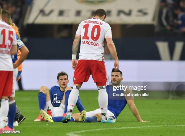 Fussball GER, 1. Bundesliga Saison 2016 2017, 33. Spieltag, FC Schalke 04 - Hamburger SV 1-1, v.re., Sead Kolasinac , Pierre Michel Lasogga,...