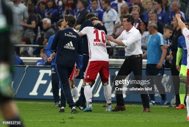 Fussball GER, 1. Bundesliga Saison 2016 2017, 33. Spieltag, FC Schalke 04 - Hamburger SV, v. L. Pierre-Michel LASOGGA jubelt mit Sportdirektor Jens...