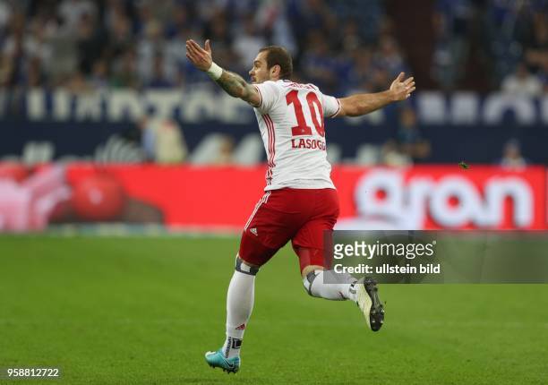 Fussball GER, 1. Bundesliga Saison 2016 2017, 33. Spieltag, FC Schalke 04 - Hamburger SV, Pierre-Michel LASOGGA jubelt