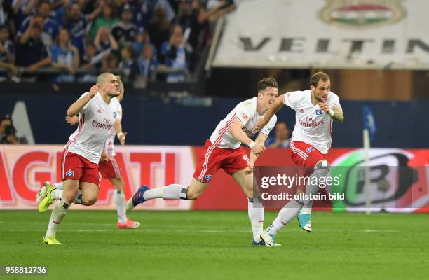 Fussball GER, 1. Bundesliga Saison 2016 2017, 33. Spieltag, FC Schalke 04 - Hamburger SV 1-1, Jubel Hamburg, v.li., versuchen Kyriakos Papadopoulos ,...