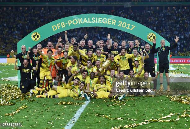 Fussball GER, DFB Pokal, Finale, Eintracht Frankfurt - Borussia Dortmund 1-2, Die Spieler von Borussia Dortmund feiern den Gewinn des DFB Pokals,...