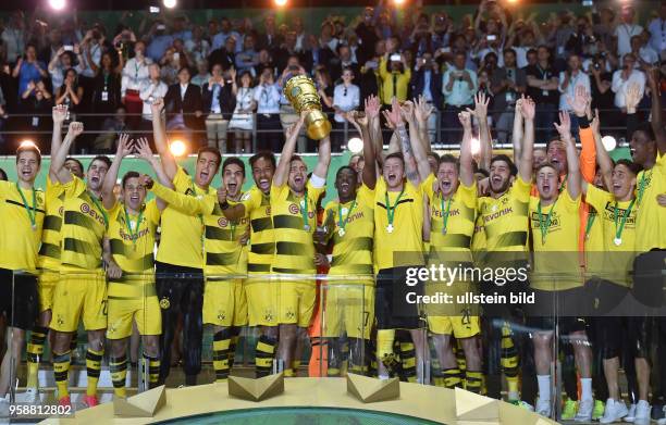 Fussball GER, DFB Pokal, Finale, Eintracht Frankfurt - Borussia Dortmund 1-2, Die Spieler von Borussia Dortmund feiern den Gewinn des DFB Pokals,...