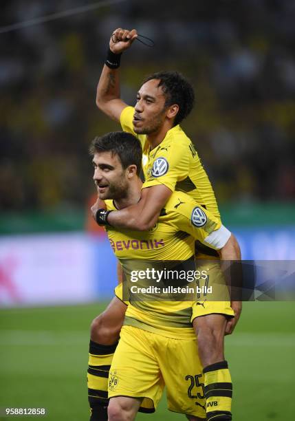 Fussball GER, DFB Pokal, Finale, Eintracht Frankfurt - Borussia Dortmund 1-2, Jubel Sokratis , unten und Pierre-Emerick Aubameyang, Pierre Emerick...