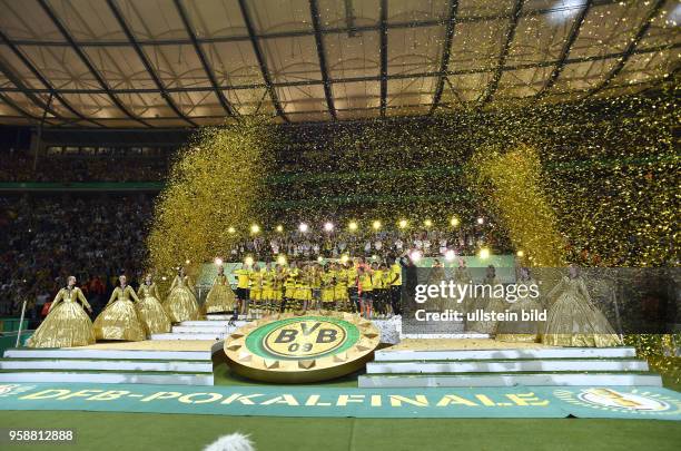 Fussball GER, DFB Pokal, Finale, Eintracht Frankfurt - Borussia Dortmund 1-2, Die Spieler von Borussia Dortmund feiern den Gewinn des DFB Pokals