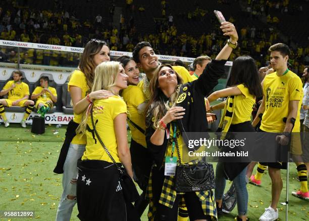 Fussball GER, DFB Pokal, Finale, Eintracht Frankfurt - Borussia Dortmund 1-2, Selfie der Spielerfrauen, Marc Bartra , hinten., mit seiner Freundin...