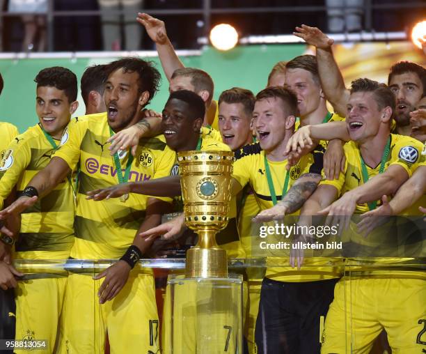 Fussball GER, DFB Pokal, Finale, Eintracht Frankfurt - Borussia Dortmund 1-2, BVB Spieler feiern den Pokalgewinn und warten auf die Pokaluebergabe,...