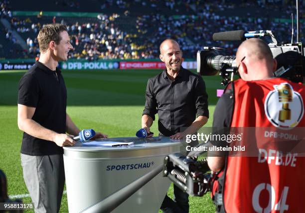 Fussball GER, DFB Pokal, Finale, Eintracht Frankfurt - Borussia Dortmund 1-2, ARD Sportschau Moderator Alexander Bommes, li., mit Experte Mehmet...