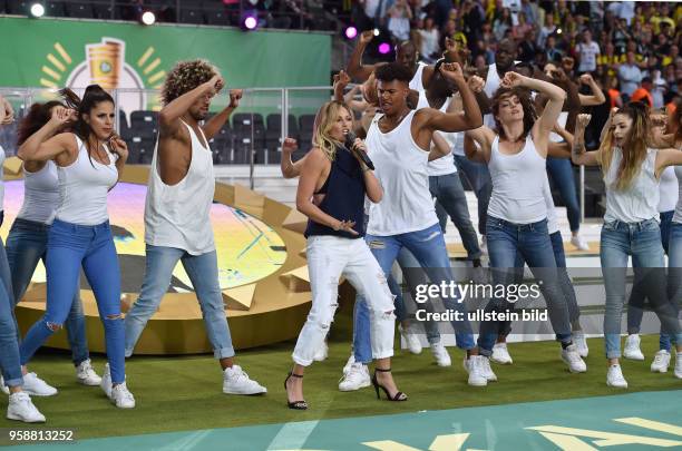 Fussball GER, DFB Pokal, Finale, Eintracht Frankfurt - Borussia Dortmund 1-2, Schlagersaengerin Helene Fischer bei ihrem Auftritt in der Halbzeitpause