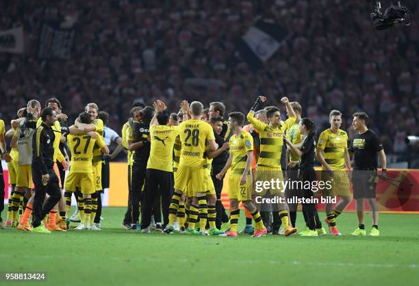 Fussball GER, DFB Pokal, Finale, Eintracht Frankfurt - Borussia Dortmund 1-2, BVB Jubel nach dem Abpfiff, 5. V.re., Marc Bartra