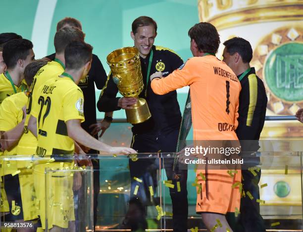 Fussball GER, DFB Pokal, Finale, Eintracht Frankfurt - Borussia Dortmund 1-2, v.re., Co Trainer Arno Michels , Torwart Roman Weidenfeller , Trainer...